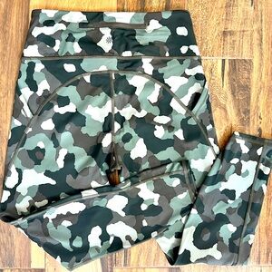 Athleta Lightening Camo 7/8 Tight Leggings- size M